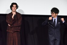 寛一郎（左）と筋トレバトルしていたことを明かす和田正人（右）。