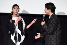 「『初めまして』と言われた」と打ち明ける坂東龍汰（右）に弁解するサヘル・ローズ（左）。
