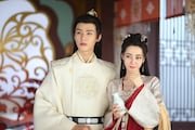 左からゴン・ジュン(龔俊)演じる韓燁、ディリラバ(迪麗熱巴)演じる任安楽。