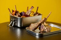 まめごはんによる「マッドマックス 怒りのデス・ロード」弁当。弁当箱に収まらないラムチョップから、血気盛んな登場人物たちの勢いを感じる。