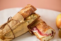 まめごはんによる「ミツバチのささやき」弁当。アナの家族も採ったキノコを料理に使っているかもしれないと考えたことから、キノコ入りトルティージャという発想が生まれた。