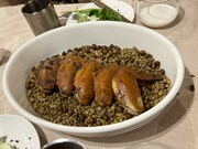 1月に開催された「レオン」をテーマにした「映画ご飯会」より、「スモーキー・ハンディ・チキン」。仕事道具がきれいに収納された主人公・レオンの仕事カバンをイメージした燻製の手羽先　（参加者による撮影）。