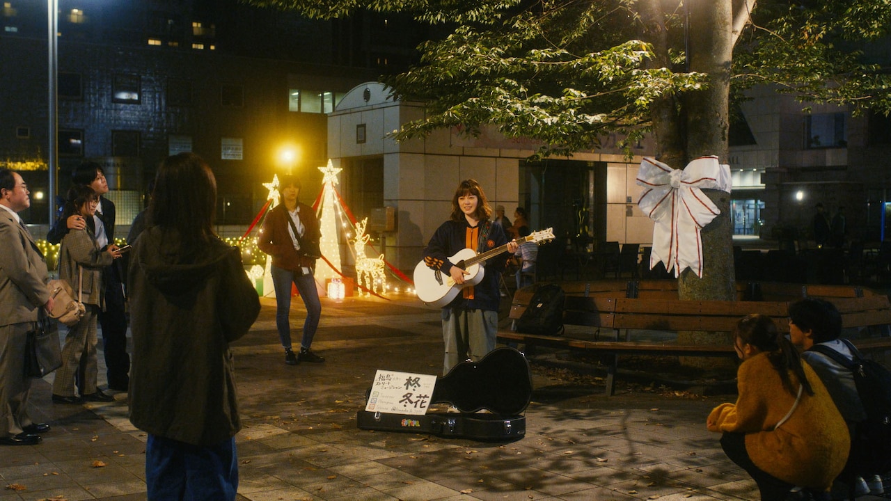 白石麻衣「人殺しの街」を路上ライブで歌う、「良心があるやつはみんな死んだ」