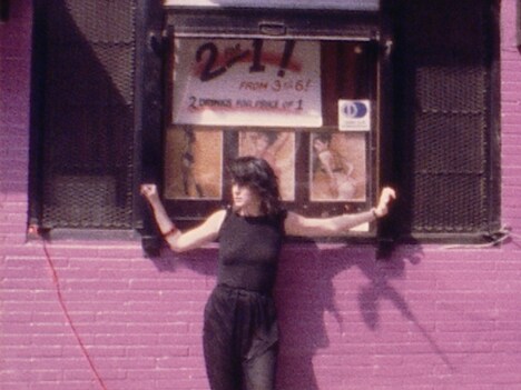 「エニバディズ・ウーマン」場面写真