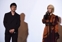 左から池松壮亮、伊澤彩織。