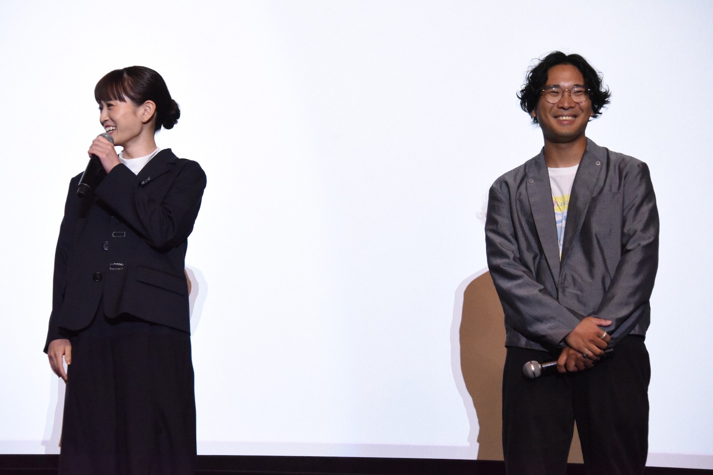 左から前田敦子、阪元裕吾。