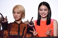 左から伊澤彩織、高石あかり。