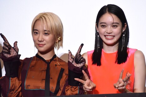 左から伊澤彩織、高石あかり。