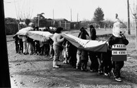 「100人の子供たちが列車を待っている」場面写真