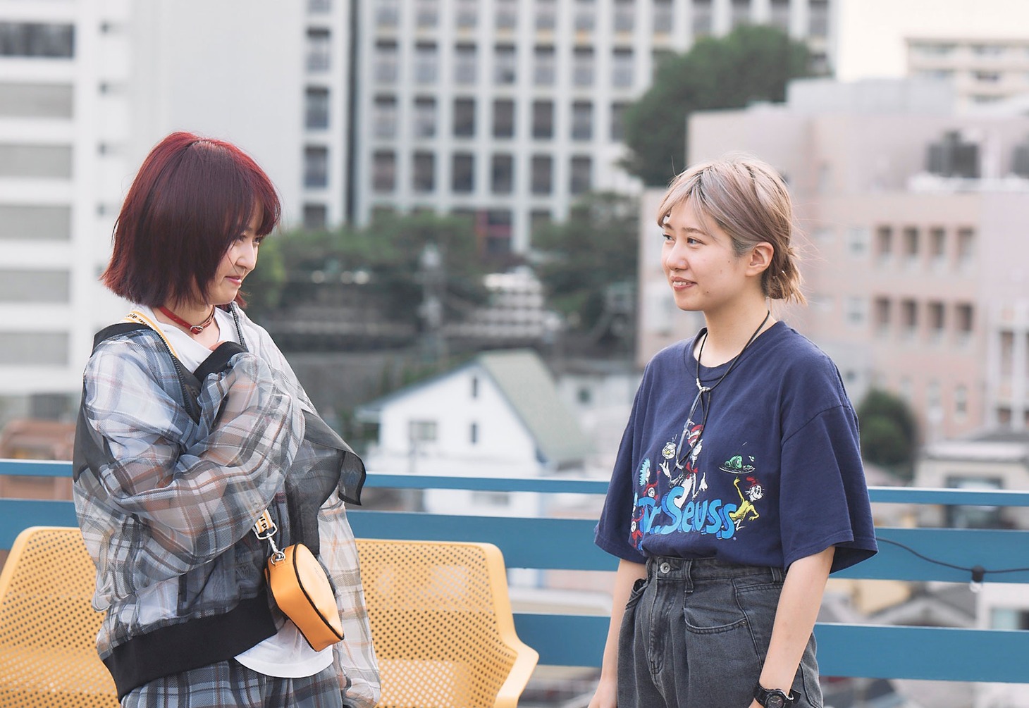 「チャチャ」撮影現場にて、左から伊藤万理華、酒井麻衣。