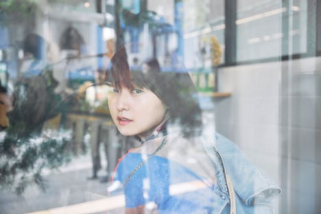 「チャチャ」撮影現場にて、伊藤万理華。