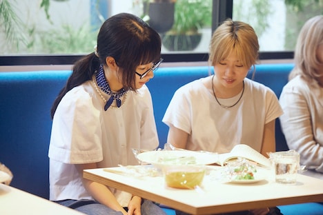 「チャチャ」撮影現場にて、左から藤間爽子、酒井麻衣。