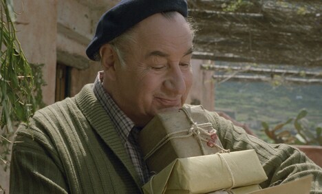 「イル・ポスティーノ 4Kデジタル・リマスター版」より、フィリップ・ノワレ演じる詩人のパブロ・ネルーダ。