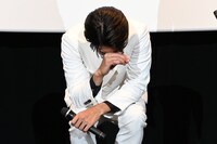 「坪倉さんってハゲてないんですよ」という本宮泰風の発言に笑う伊藤健太郎。