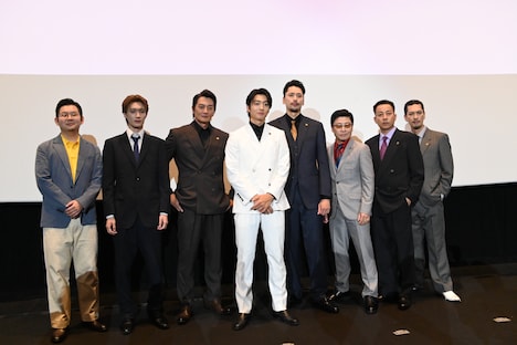 「静かなるドン2」舞台挨拶の様子。左から鳴瀬聖人、山中柔太朗、本宮泰風、伊藤健太郎、深水元基、三宅弘城、坪倉由幸、藤井アキト。