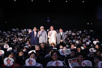 「『男はつらいよ』55周年記念 ファン大感謝祭」より、左から北山雅康、山田洋次、玉袋筋太郎、昴生。