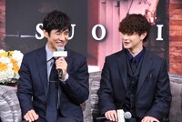 左から西島秀俊、瀬戸康史。