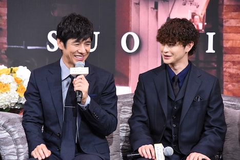 左から西島秀俊、瀬戸康史。