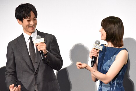 左から松坂桃李、長澤まさみ。