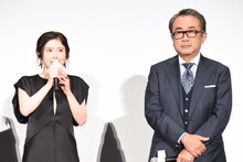 左から宮澤エマ、三谷幸喜。