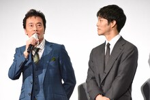 左から遠藤憲一、松坂桃李。