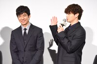 左から西島秀俊、瀬戸康史。