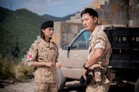 左からキム・ジウォン演じるミョンジュ、チン・グ演じるデヨン。「太陽の末裔 Love Under The Sun」U-NEXTで配信中 Licensed by Next Entertainment World (c)2016 Descendants of the Sun SPC