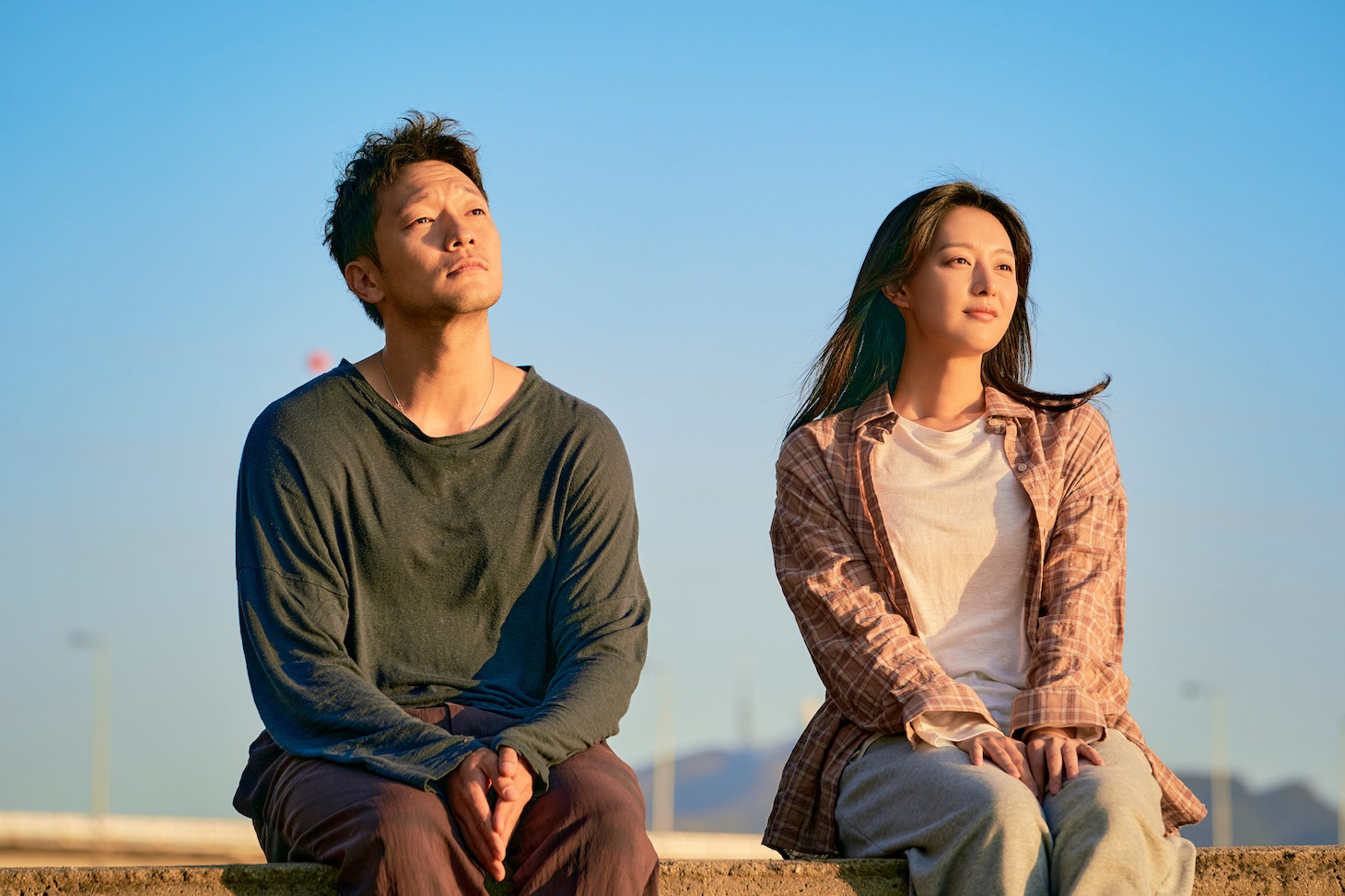 Netflixで独占配信中の「私の解放日誌」より、ソン・ソック演じるク（左）とキム・ジウォン演じるミジョン（右）。