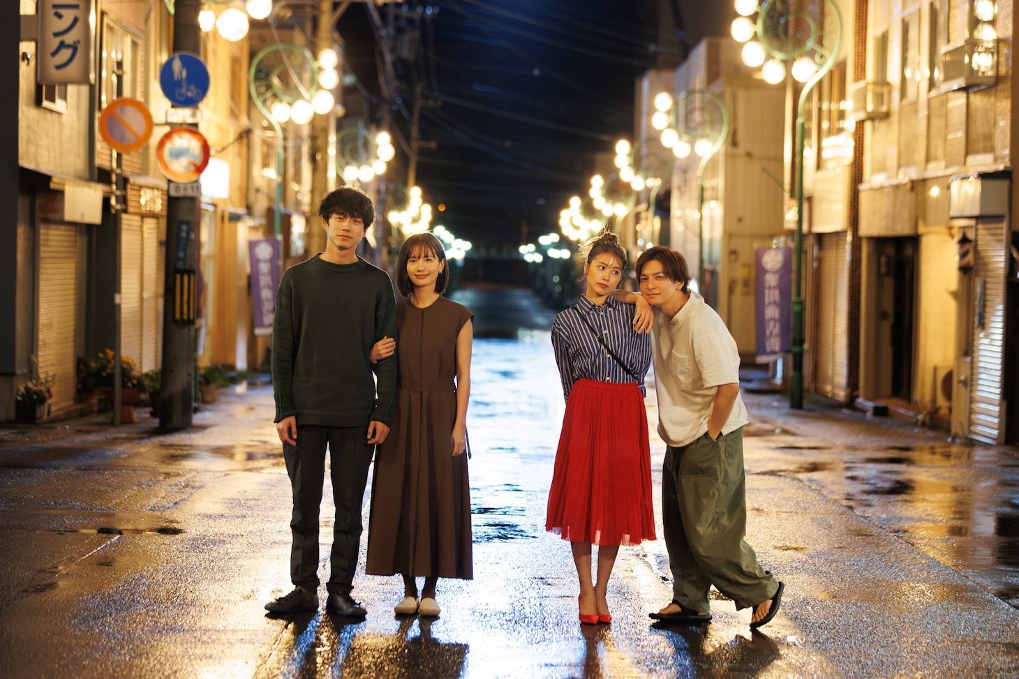 左から坂口健太郎、中村ゆり、有村架純、生田斗真。