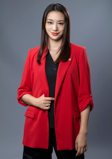 美雲飛鳥役の高橋メアリージュン。