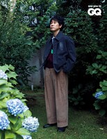 GQ JAPAN 2024年10月号より、ロエベの2024秋冬メンズコレクションを着用した大泉洋。