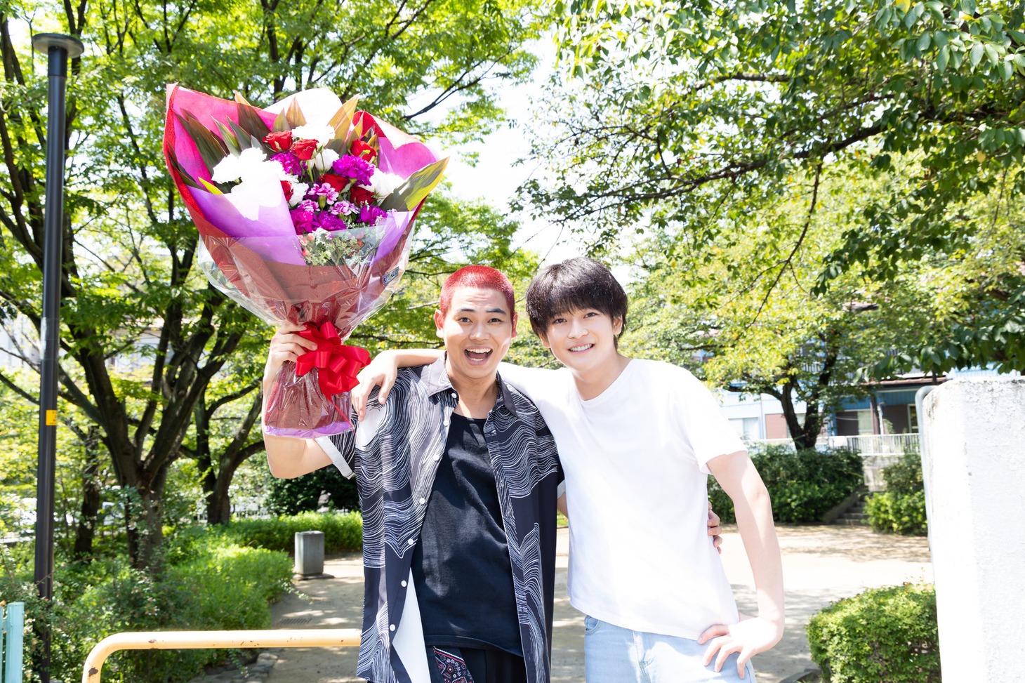 高橋文哉（右）と菅生新樹（左）。