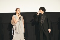 山下幸輝（右）と桃果（左）。