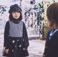 実写版「【推しの子】」より、永瀬ゆずな演じる幼少期の有馬かな（奥）