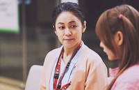 実写版「【推しの子】」より、濱田マリ演じる川村恵理子（奥）