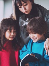 実写版「【推しの子】」より、齋藤飛鳥演じるアイ（奥）と、斉藤柚奈演じる幼少期のルビー（手前左）、岩川晴演じる幼少期のアクア（手前右）