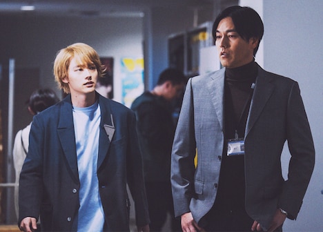 実写版「【推しの子】」より、要潤演じる鏑木勝也（右）。
