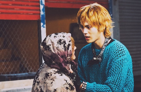 実写版「【推しの子】」より、簡秀吉演じる鳴嶋メルト（右）。