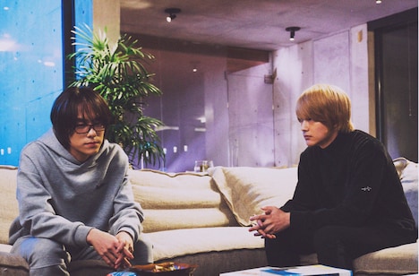 実写版「【推しの子】」より、山下幸輝演じる姫川大輝（左）。