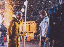 実写版「【推しの子】」より、尾美としのり演じる金田一敏郎（左）。