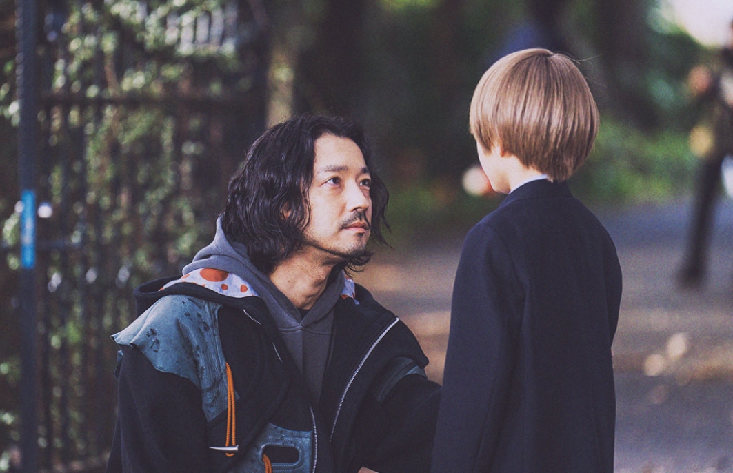 実写版「【推しの子】」より、金子ノブアキ演じる五反田泰志（左）