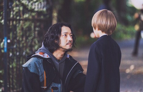実写版「【推しの子】」より、金子ノブアキ演じる五反田泰志(左)。