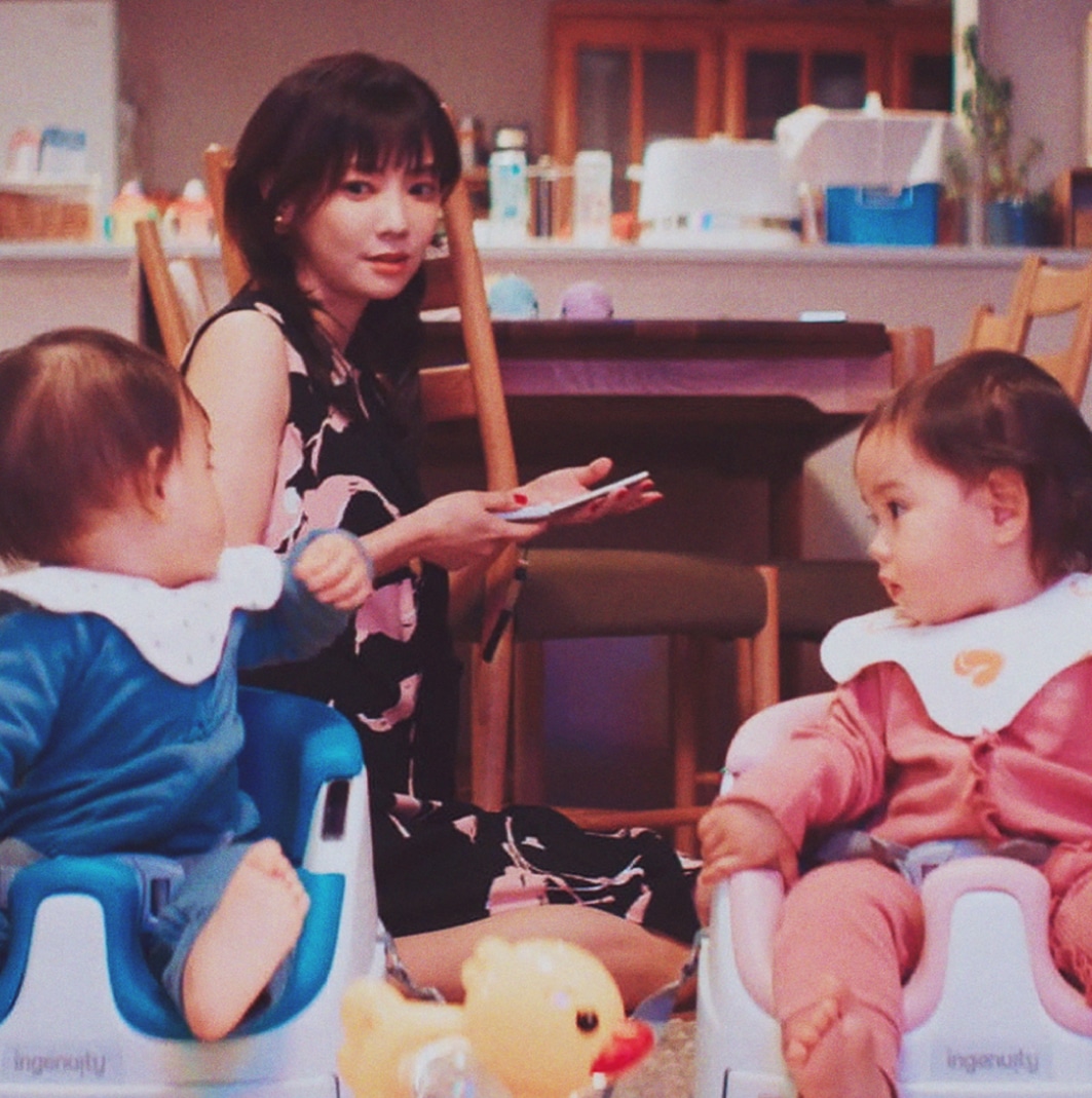 実写版「【推しの子】」より、倉科カナ演じる斉藤ミヤコ（奥）