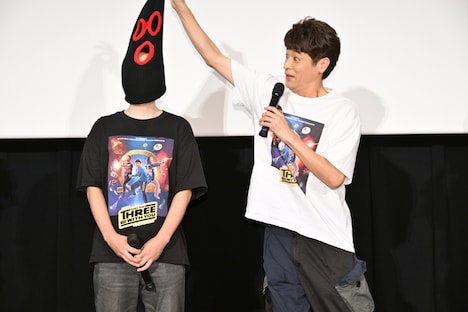 覆面男の覆面を取る佐藤隆太（右）。