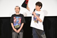 覆面を取った佐藤隆太（右）と、櫻井翔に代わり覆面男として登壇した小林大介（左）。