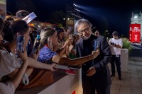 ファンと交流する黒沢清。(c)Kazuko Wakayama