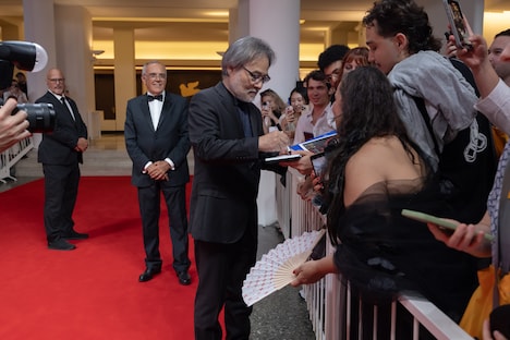 ファンにサインする黒沢清。(c)Kazuko Wakayama