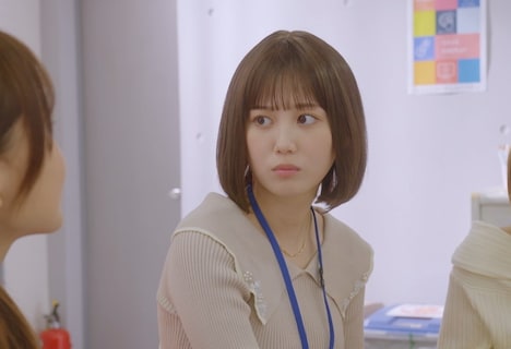 ドラマ「めんつゆひとり飯2」より、三原羽衣演じる白田舞。