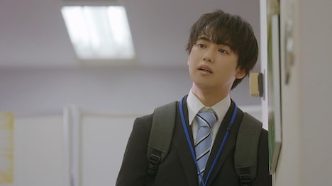 ドラマ「めんつゆひとり飯2」より、ゆうたろう演じる本出克雄。