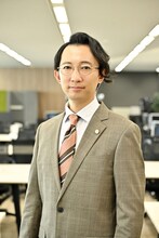 こがけん演じる風間公太郎。